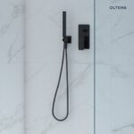OLTENS HAMNES BATERIA PODTYNKOWA Z DESZCZOWNICĄ 30CM VINDEL Z KOMPLETEM PRYSZNICOWYM UME CZARNY MAT - obrazek 5