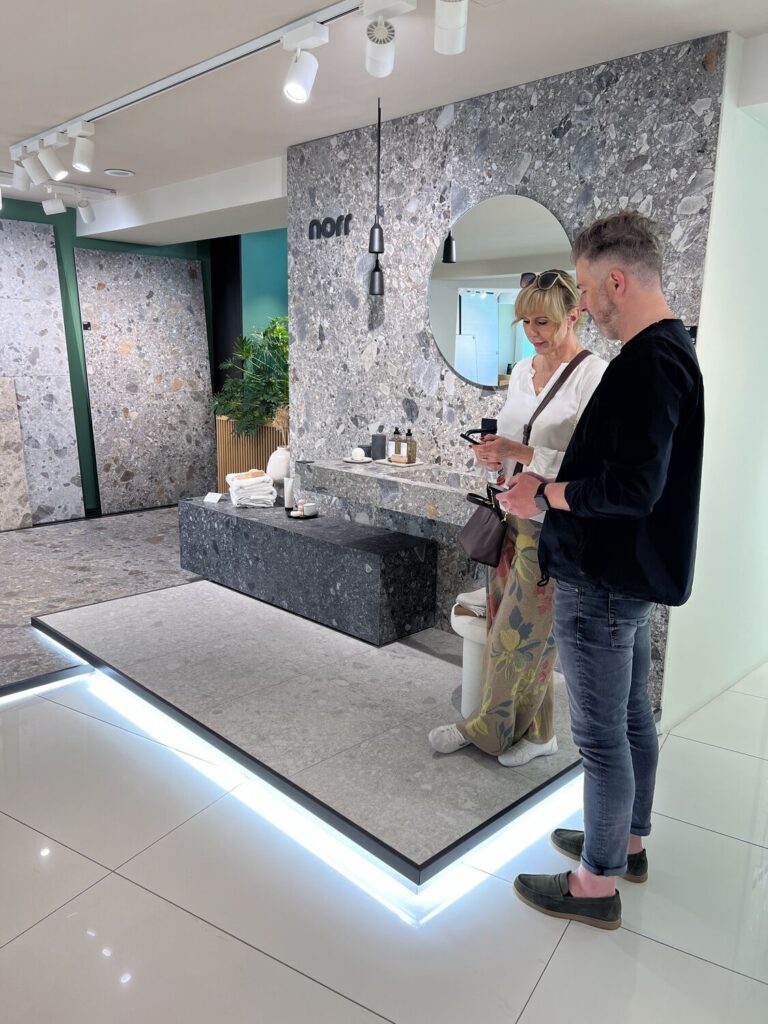 Prezentacja aranżacji łazienkowej w showroomie producenta